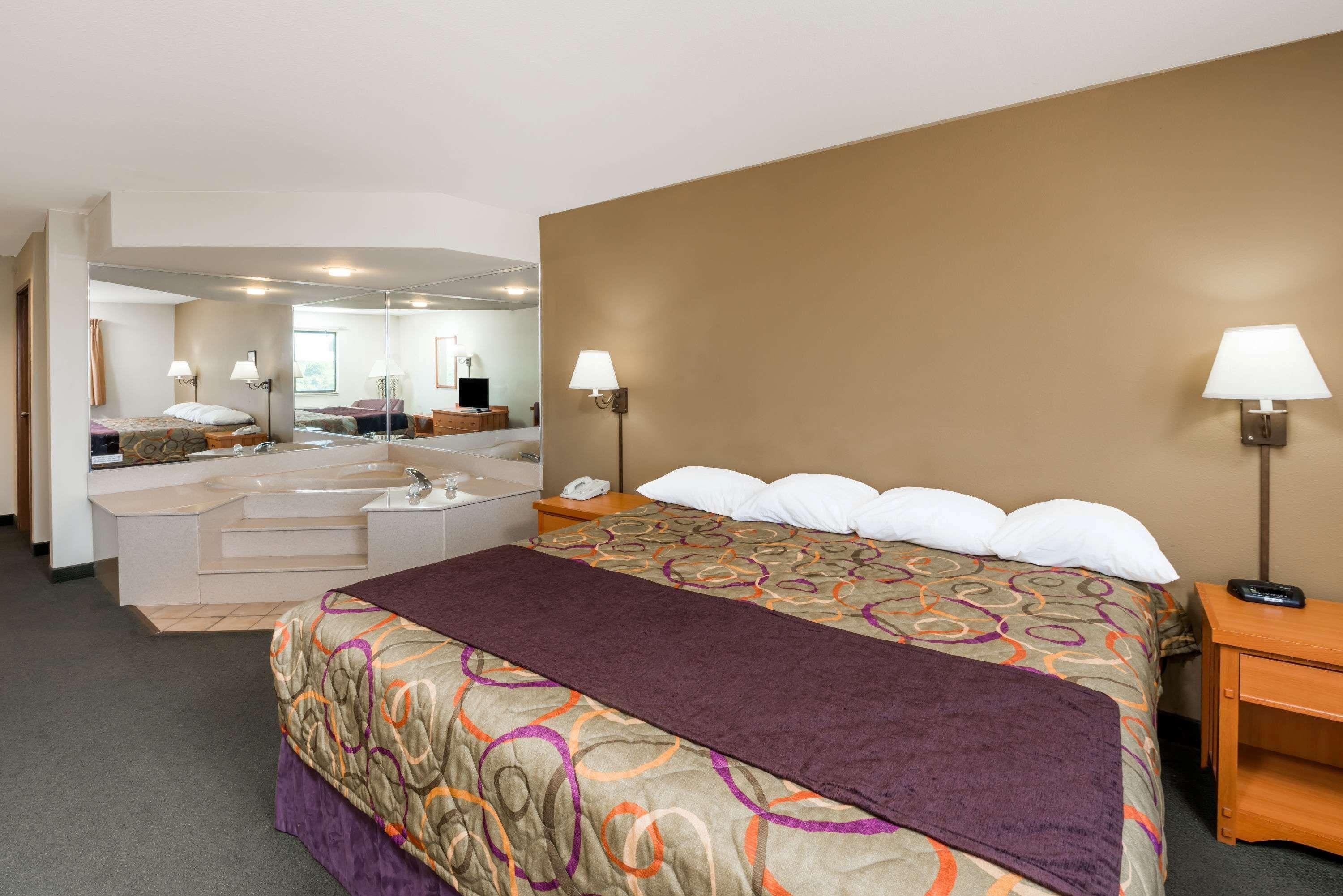 Super 8 By Wyndham Columbia East Hotel Eksteriør billede